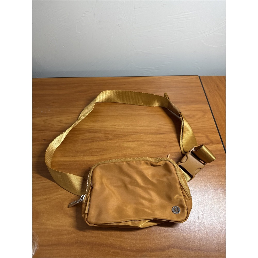 Lululemon Gold Zip Waist Pack One Size Adjustable w/2 Pockets 1L Nylon Unisex